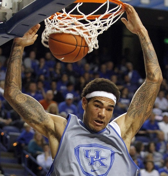 Ο χοντρός φίλαθλος που τα… πέταξε έξω και η… τούμπα του αλόγου (photos)