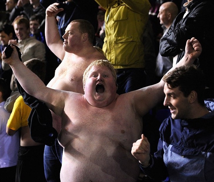 Ο χοντρός φίλαθλος που τα… πέταξε έξω και η… τούμπα του αλόγου (photos)