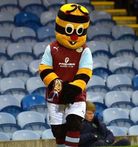 Μπέρνλι: Τη γλίτωσε η μασκότ (photos+video)