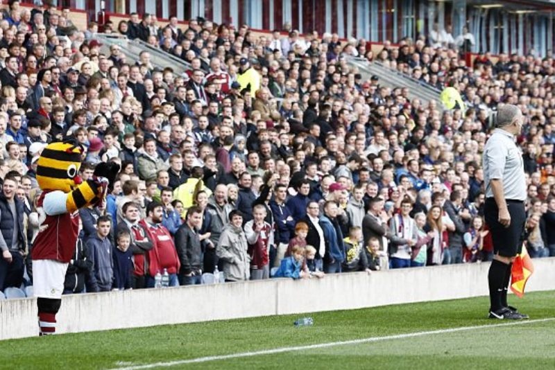Μπέρνλι: Τη γλίτωσε η μασκότ (photos+video)