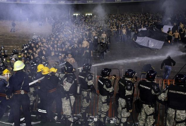 Ερυθρός Αστέρας – Παρτιζάν: Φωτιές στο Βελιγράδι (photos+video)