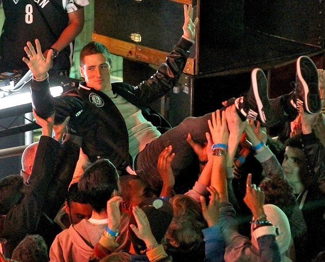 Τσέλσι: «Βούτηξε» στους θαυμαστές του ο Τόρες! (photos)