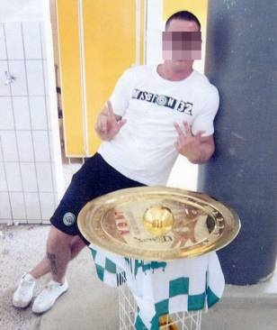 Ραπίντ Βιέννης: Οπαδός σνίφαρε κοκαΐνη σε τρόπαιο! (photos)