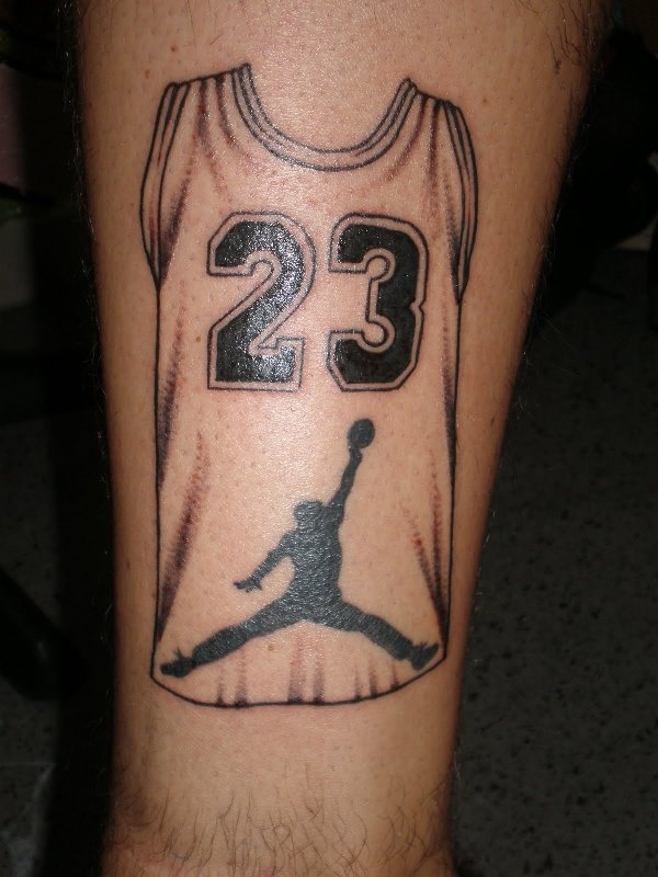 Σάρλοτ Μπόμπκατς: Τζόρνταν και σε τατουάζ (photos)