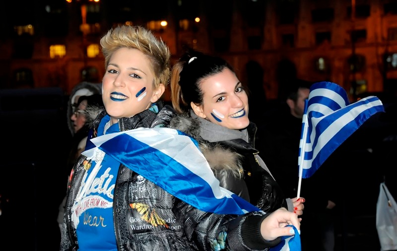 Ελλάδα: Βαμμένες… γαλανόλευκα (photos)