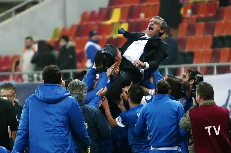 Ελλάδα: Σήκωσαν στα χέρια τον Σάντος (photos)