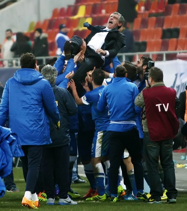 Ελλάδα: Σήκωσαν στα χέρια τον Σάντος (photos)