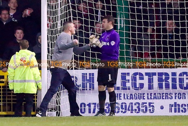 Αγγλία: Οπαδός μπήκε μέσα και γρονθοκόπησε ποδοσφαιριστές (photos)