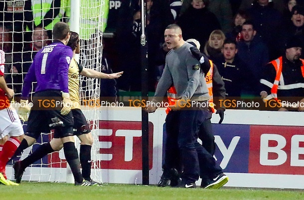 Αγγλία: Οπαδός μπήκε μέσα και γρονθοκόπησε ποδοσφαιριστές (photos)