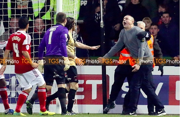 Αγγλία: Οπαδός μπήκε μέσα και γρονθοκόπησε ποδοσφαιριστές (photos)