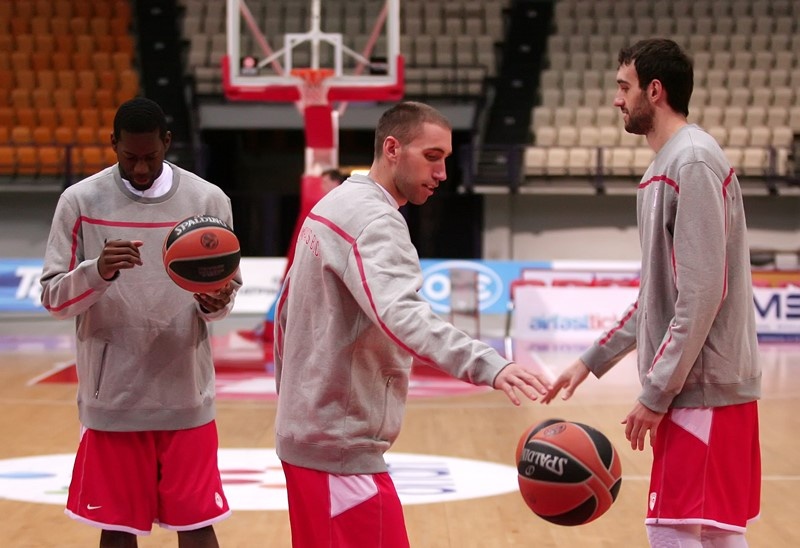 Ολυμπιακός: Το Χριστουγεννιάτικο Δέντρο του Λοτζέσκι! (photos)