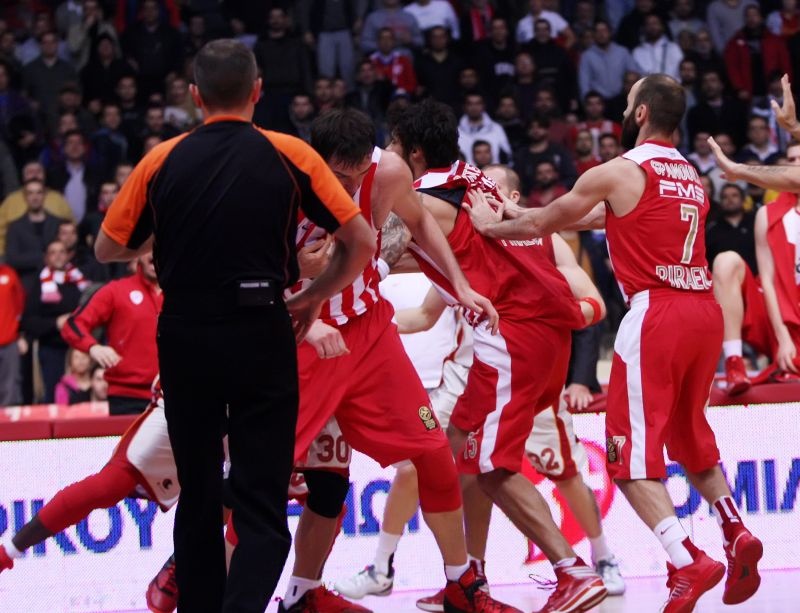Ολυμπιακός - Γαλατά: Ξύλο… και των γονέων, καμπάνα για παίκτες και ΣΕΦ (videos+photos)