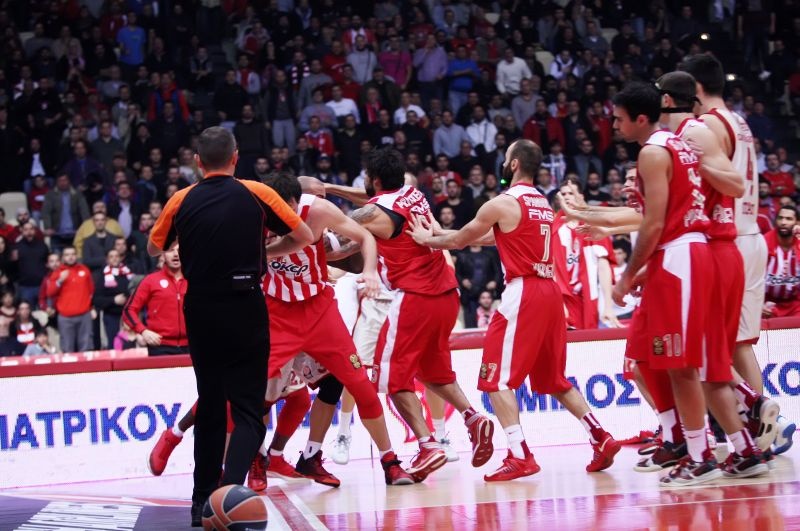 Ολυμπιακός - Γαλατά: Ξύλο… και των γονέων, καμπάνα για παίκτες και ΣΕΦ (videos+photos)