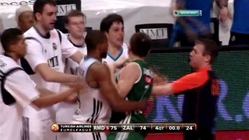 Top 10 καβγάδων: Το ξύλο βγήκε από το... μπάσκετ (photos+videos)