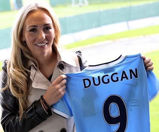 Μάντσεστερ Σίτι: Ο Αγουέρο καλωσόρισε την… καυτή Ντάγκαν (photos+video)