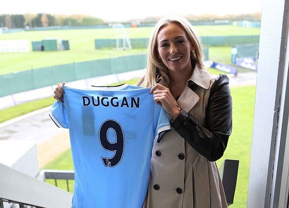 Μάντσεστερ Σίτι: Ο Αγουέρο καλωσόρισε την… καυτή Ντάγκαν (photos+video)