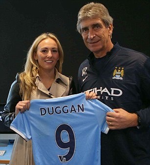 Μάντσεστερ Σίτι: Ο Αγουέρο καλωσόρισε την… καυτή Ντάγκαν (photos+video)