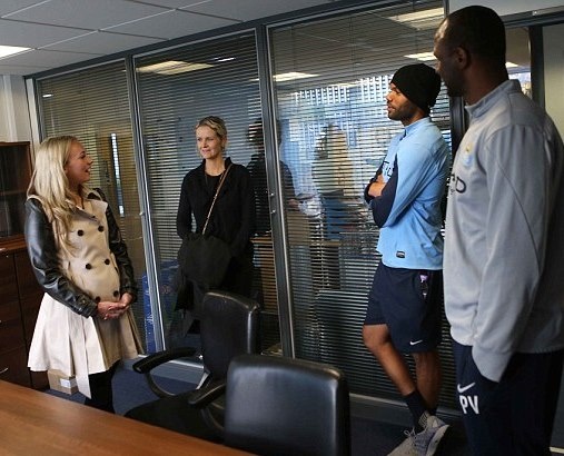 Μάντσεστερ Σίτι: Ο Αγουέρο καλωσόρισε την… καυτή Ντάγκαν (photos+video)