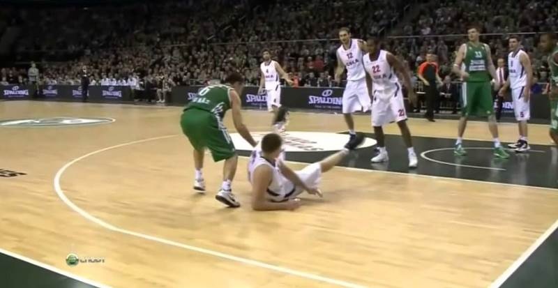 Top 10 καβγάδων: Το ξύλο βγήκε από το... μπάσκετ (photos+videos)