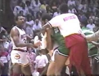 Top 10 καβγάδων: Το ξύλο βγήκε από το... μπάσκετ (photos+videos)