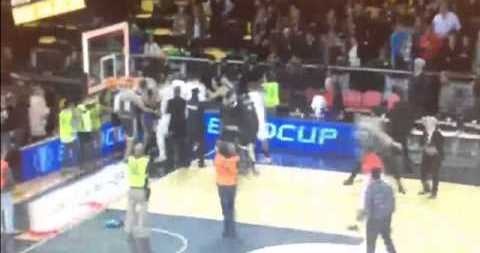 Top 10 καβγάδων: Το ξύλο βγήκε από το... μπάσκετ (photos+videos)