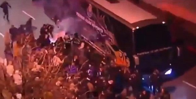 Πόρτο: Επίθεση οπαδών στο πούλμαν! (photos+video)
