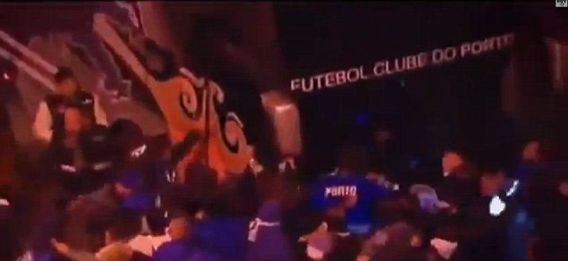 Πόρτο: Επίθεση οπαδών στο πούλμαν! (photos+video)