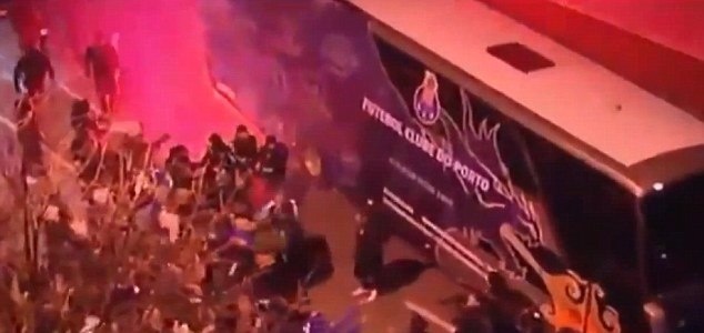 Πόρτο: Επίθεση οπαδών στο πούλμαν! (photos+video)