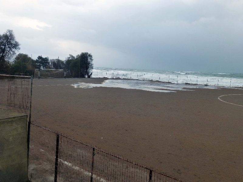 Η θάλασσα… κατάπιε γήπεδο ποδοσφαίρου! (photos)
