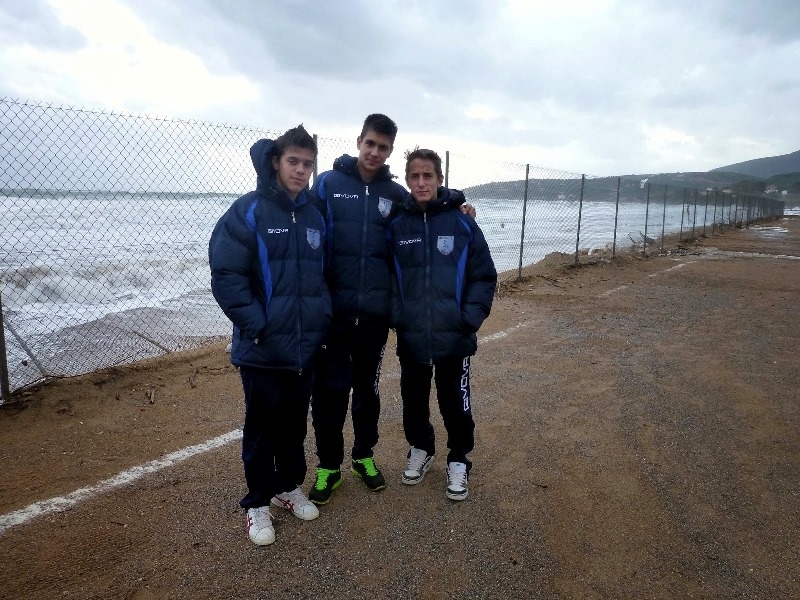 Η θάλασσα… κατάπιε γήπεδο ποδοσφαίρου! (photos)