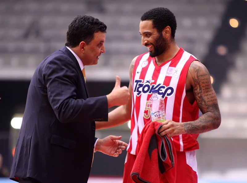 Ολυμπιακός: Συλλυπητήρια σε Αγγέλου (photos)