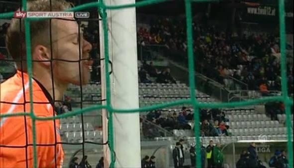 Αυστρία: Τερματοφύλακας έγλειψε το δοκάρι! (photos)