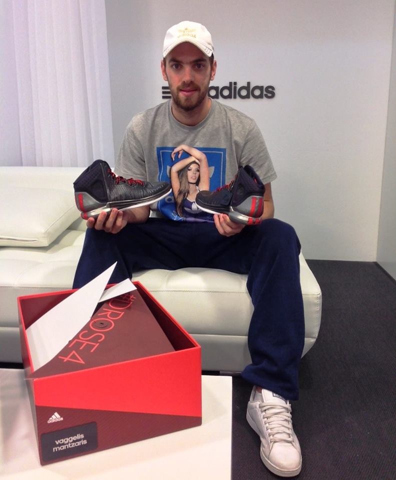 Ολυμπιακός: Το μήνυμα της adidas για το Μάντζαρη (photos)