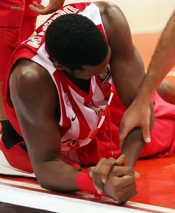 Ολυμπιακός: Ο τραυματισμός του Ντάνστον (photos)