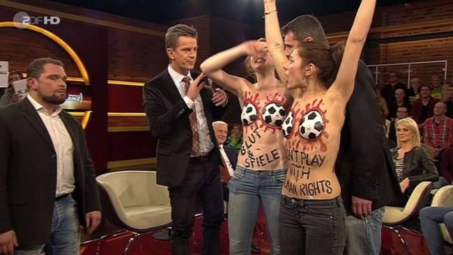 «Πετάχτηκαν» τα μάτια του Τραπατόνι έξω με τις γυμνές διαδηλώτριες (photos+video)