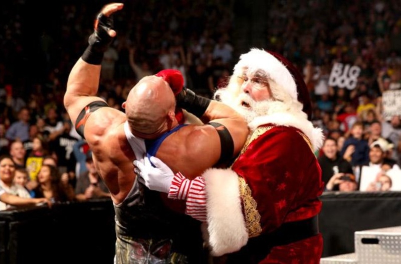 Main Event: Ανέλαβε ο Foley ως Άγιος Βασίλης (photos+videos)