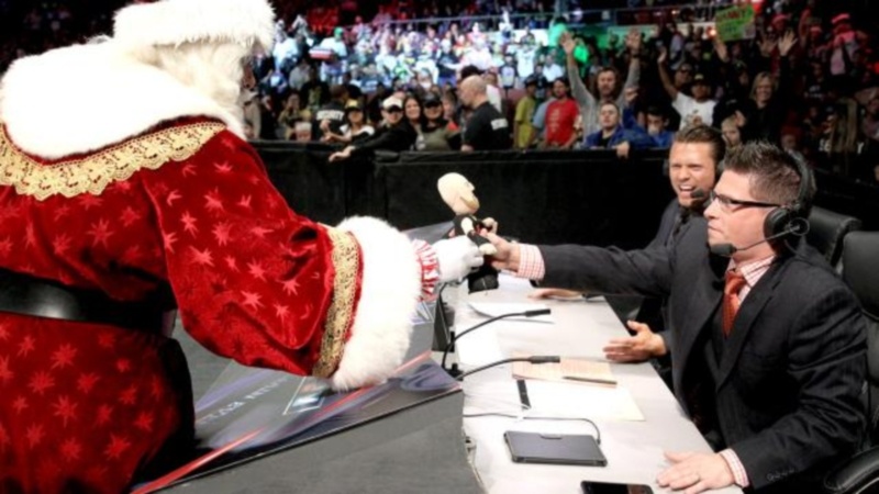 Main Event: Ανέλαβε ο Foley ως Άγιος Βασίλης (photos+videos)