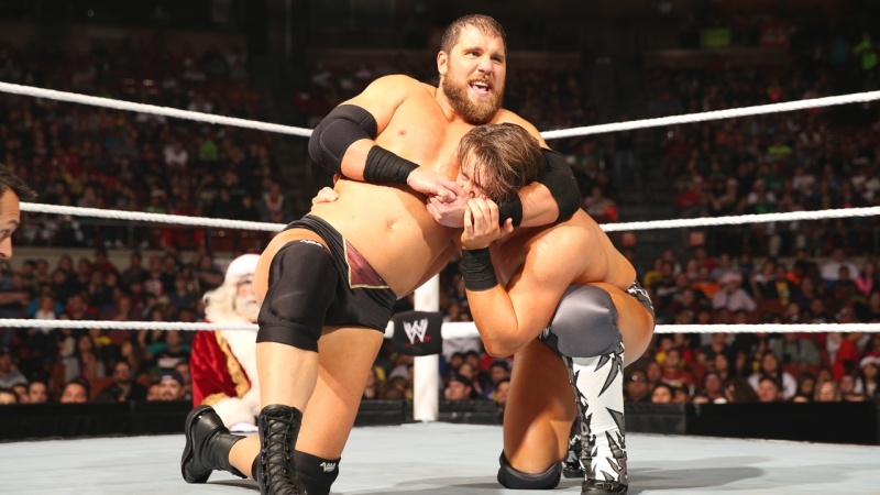 Main Event: Ανέλαβε ο Foley ως Άγιος Βασίλης (photos+videos)