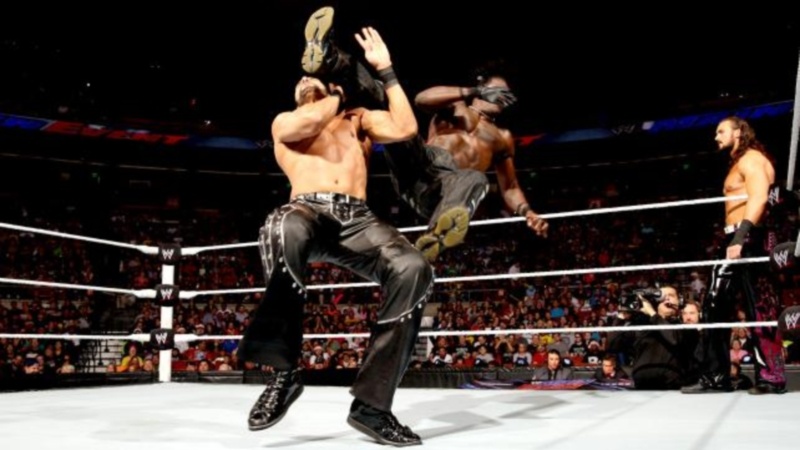 Main Event: Ανέλαβε ο Foley ως Άγιος Βασίλης (photos+videos)