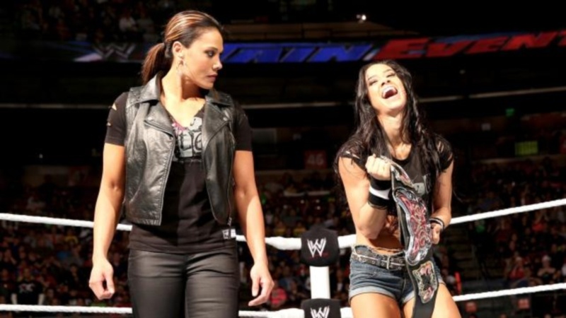 Main Event: Ανέλαβε ο Foley ως Άγιος Βασίλης (photos+videos)