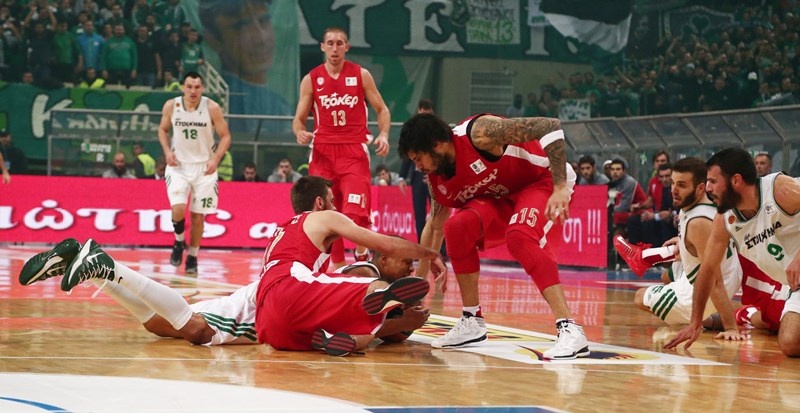 Παναθηναϊκός – Ολυμπιακός: Πτώσεις στο παρκέ (photos)