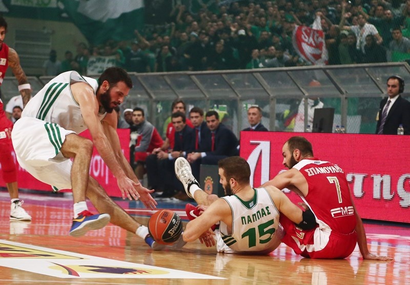 Παναθηναϊκός – Ολυμπιακός: Πτώσεις στο παρκέ (photos)