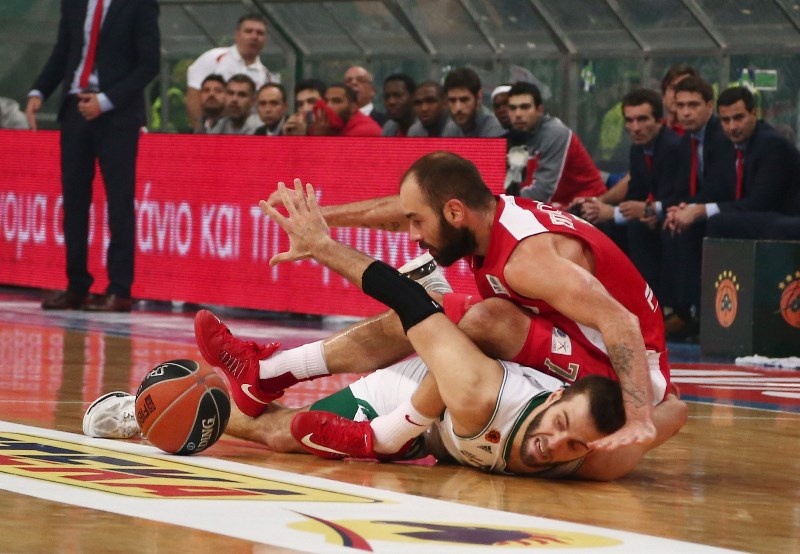 Παναθηναϊκός – Ολυμπιακός: Πτώσεις στο παρκέ (photos)