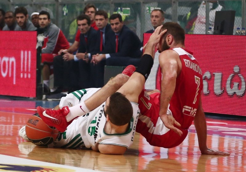 Παναθηναϊκός – Ολυμπιακός: Πτώσεις στο παρκέ (photos)