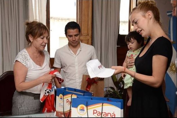 Μοίρασε «ερυθρόλευκα» δώρα στην Αργεντινή ο Σαβιόλα (photos)