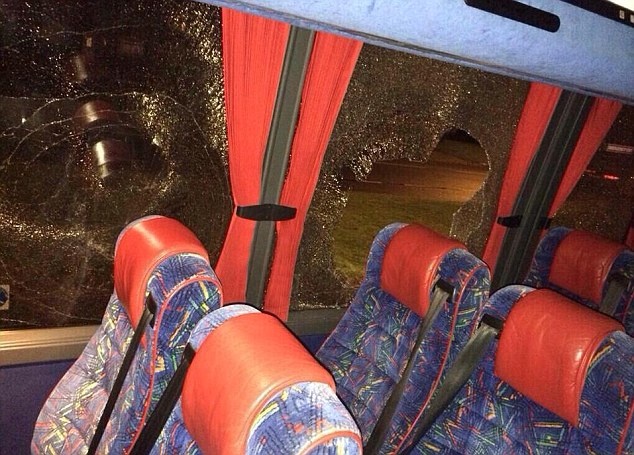 Χαλ: Επίθεση στο πούλμαν κοντά στο «Άνφιλντ» (photos)