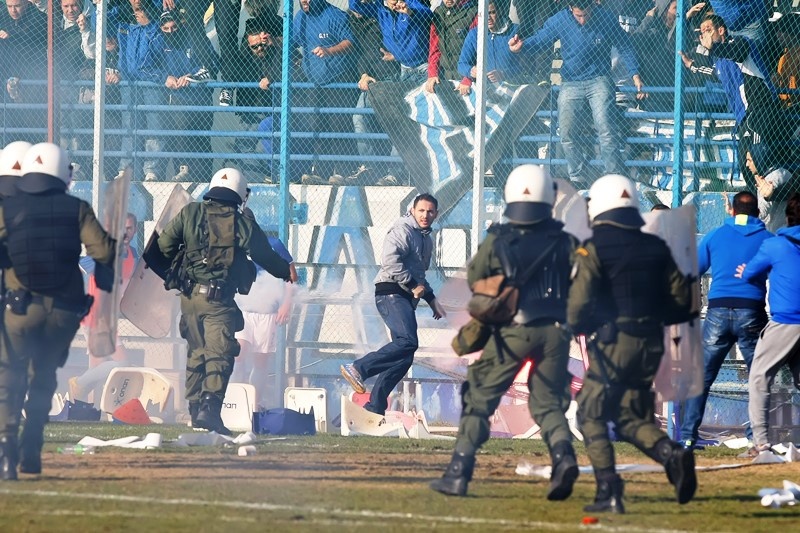 Αιγάλεω – ΑΕΚ: Σοβαρά επεισόδια και καθυστέρηση (photos)