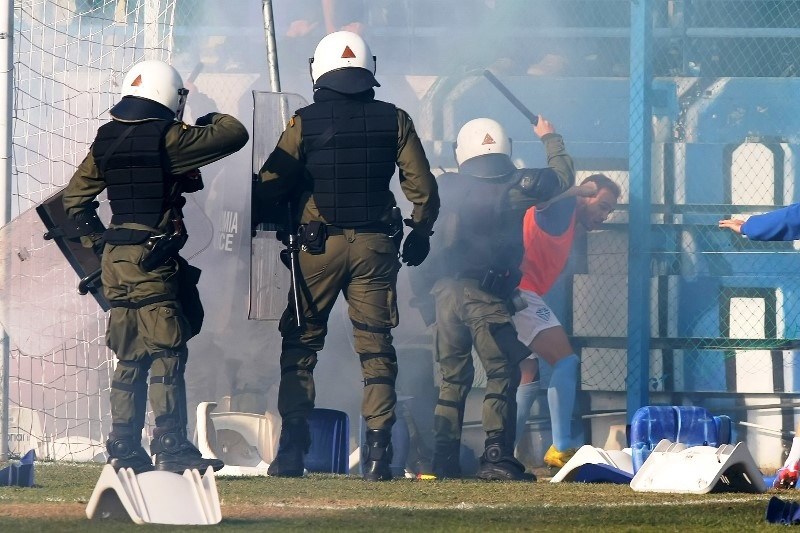 Αιγάλεω – ΑΕΚ: Σοβαρά επεισόδια και καθυστέρηση (photos)