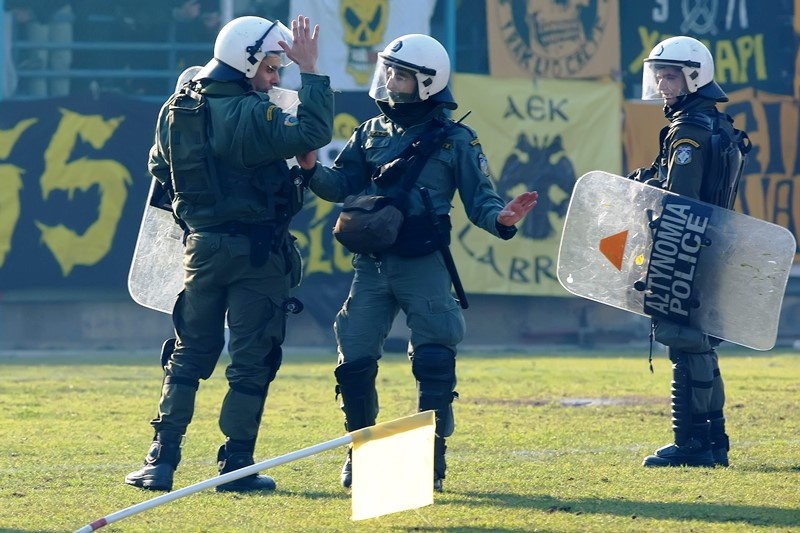 Αιγάλεω – ΑΕΚ: Σοβαρά επεισόδια και καθυστέρηση (photos)