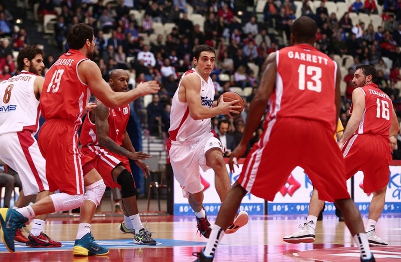 Ολυμπιακός: Έφτυσε... αίμα (photos)